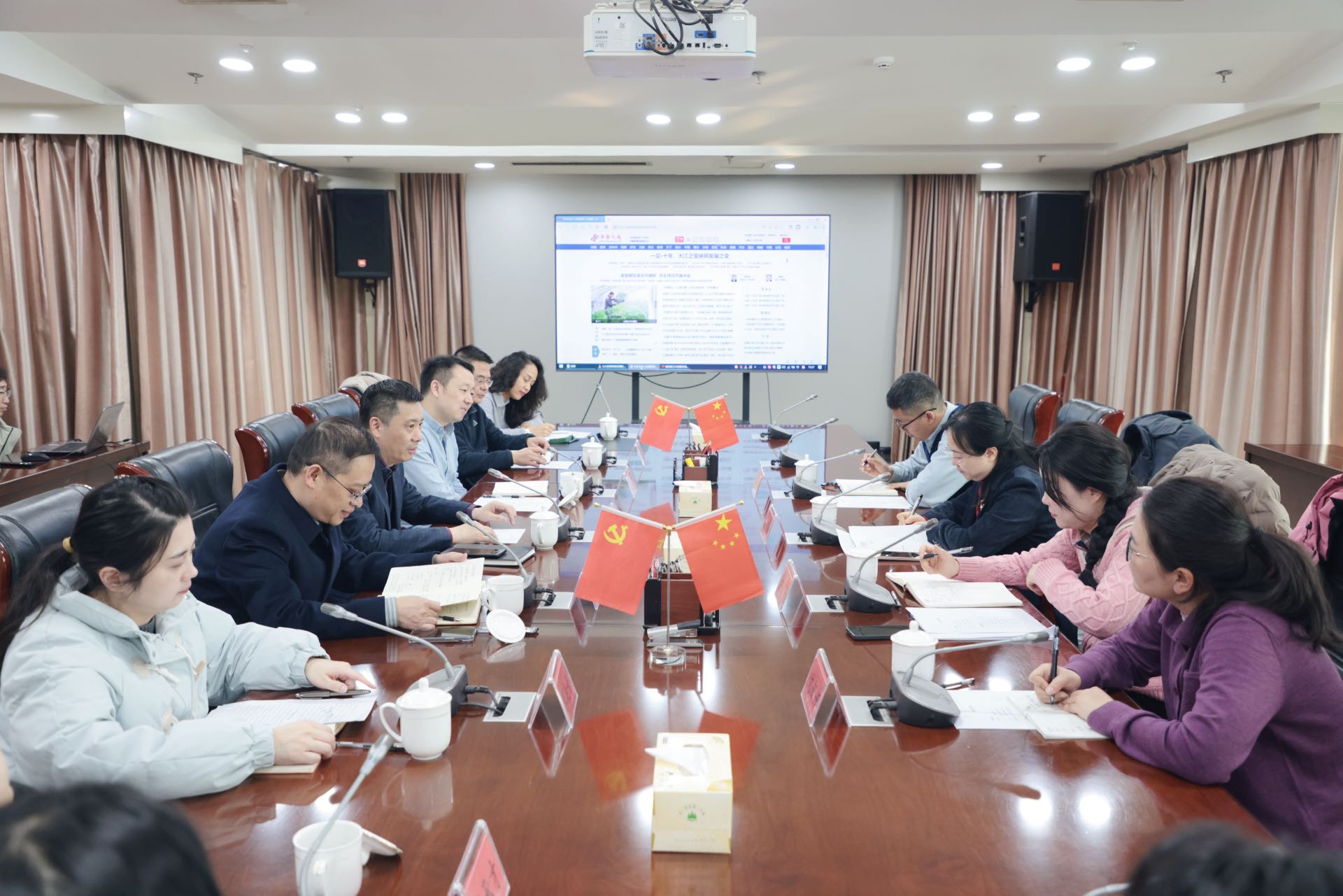 �����Ű���ʡί����ǳ¾��һ�и��ھ����ʵ�����̸